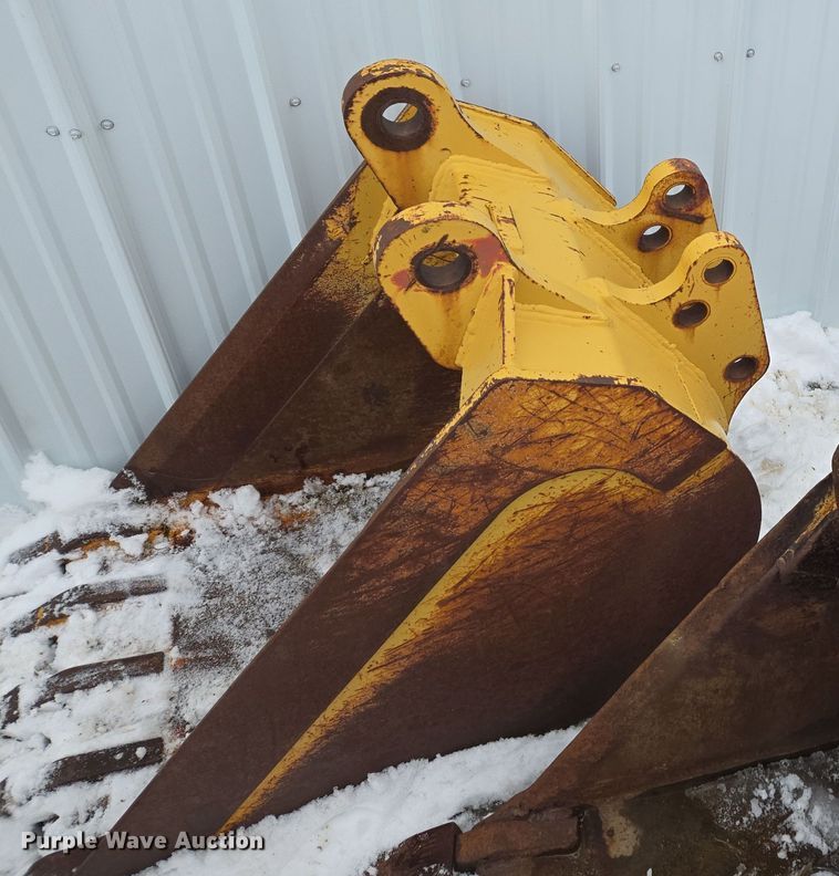 (2) backhoe buckets - ER5104