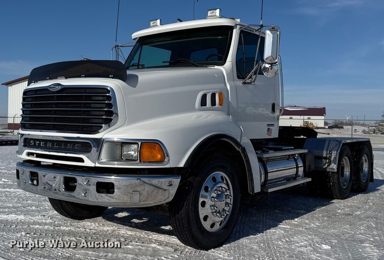 2002 Sterling LT9500 semi truck - DW2493