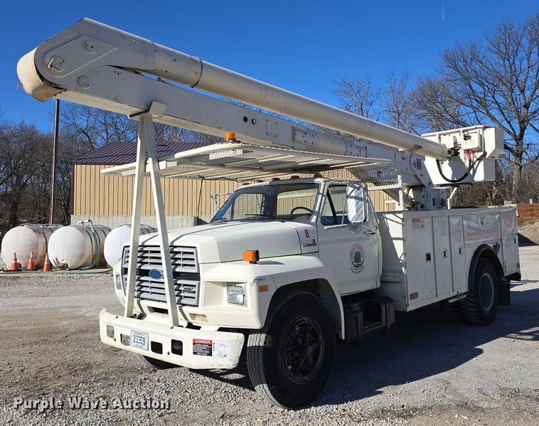 1992 Ford F800 bucket truck - DW3068