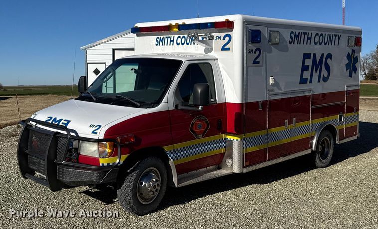 2003 Ford E450 Super Duty ambulance - DX3847