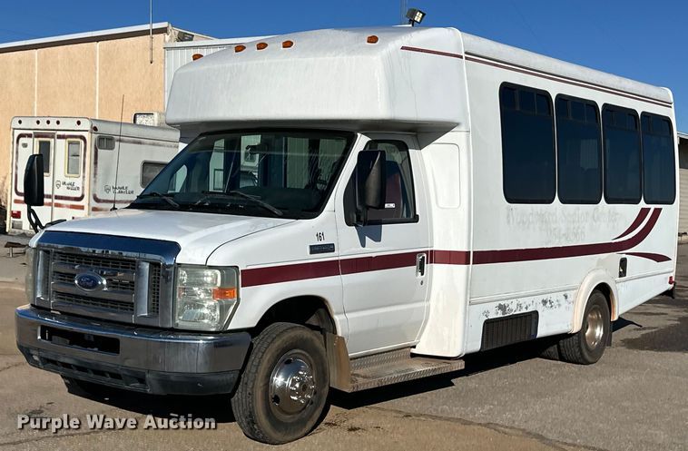 2010 Ford Econoline E350 shuttle bus - ER8627
