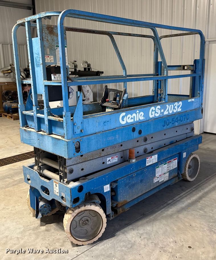 2004 Genie  GS-2032 scissor lift - LH9444