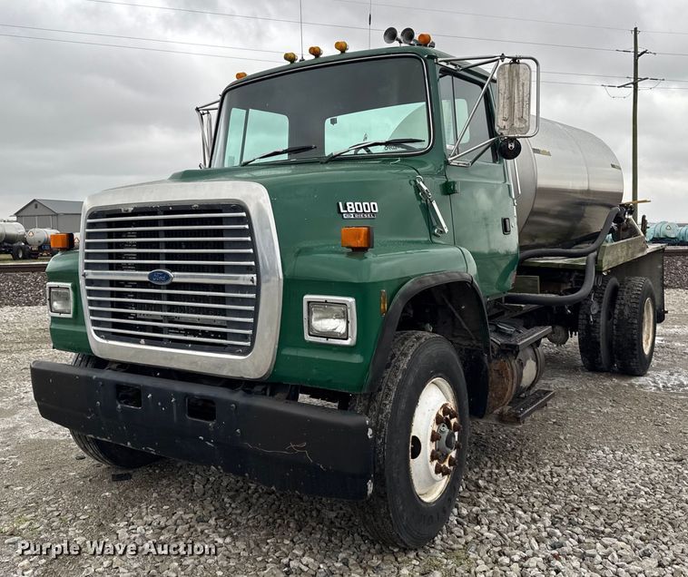 1992 Ford LN8000 tank truck - DH9248