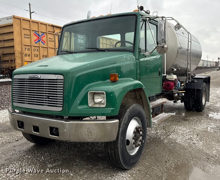 2002 Freightliner FL70 tank truck - DH9249