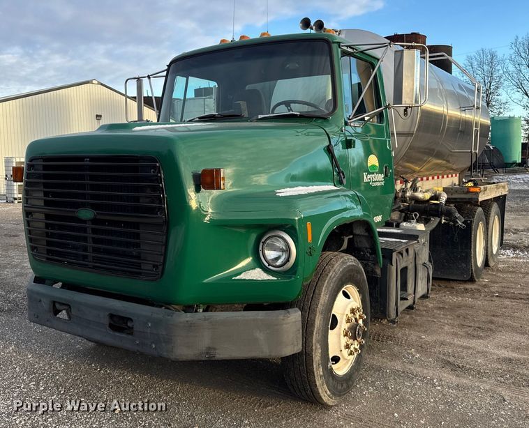 1993 Ford L9000 tank truck  - DH9516