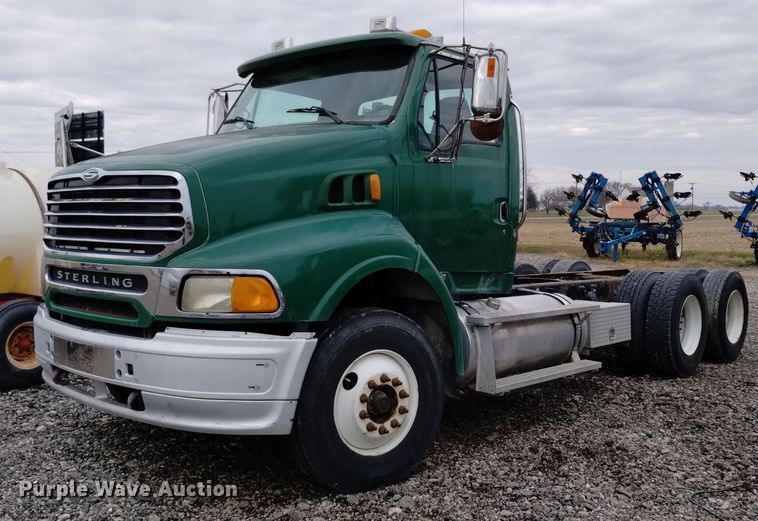2006 Sterling  AT9500 truck cab and chassis - EH0081