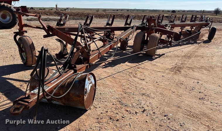 International ten bottom plow - ER4823