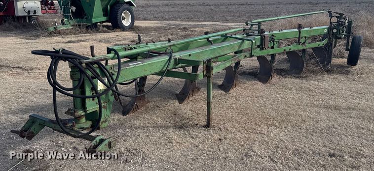 John Deere six bottom plow - NN9555