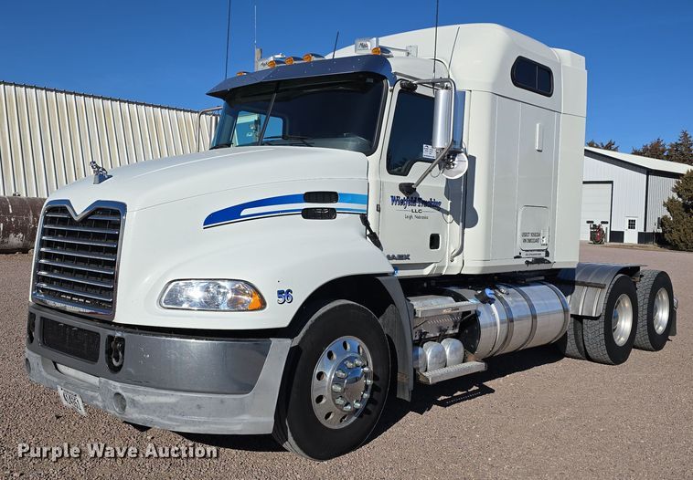 2013 Mack CXU613 semi truck - DW3073