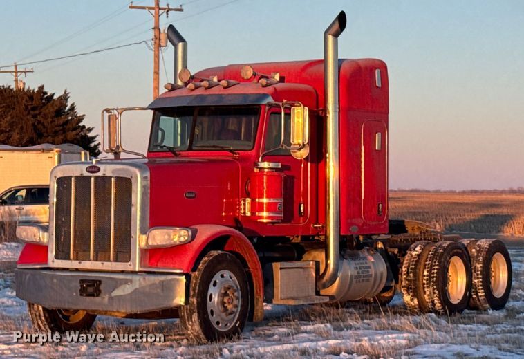 2009 Peterbilt 388 semi truck - DX3945