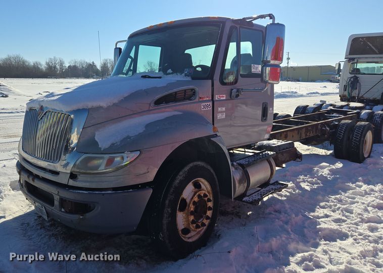 2012 International 4300 truck cab and chassis - EC3951