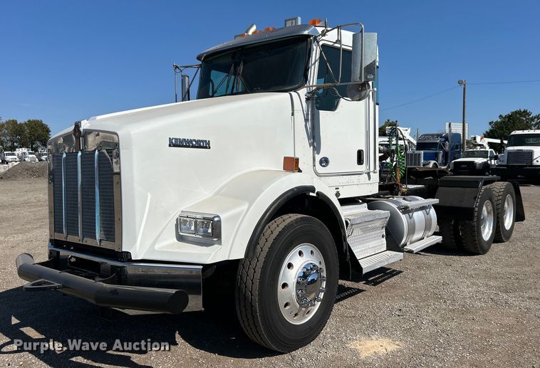 2019 Kenworth T800 semi truck - EG2177