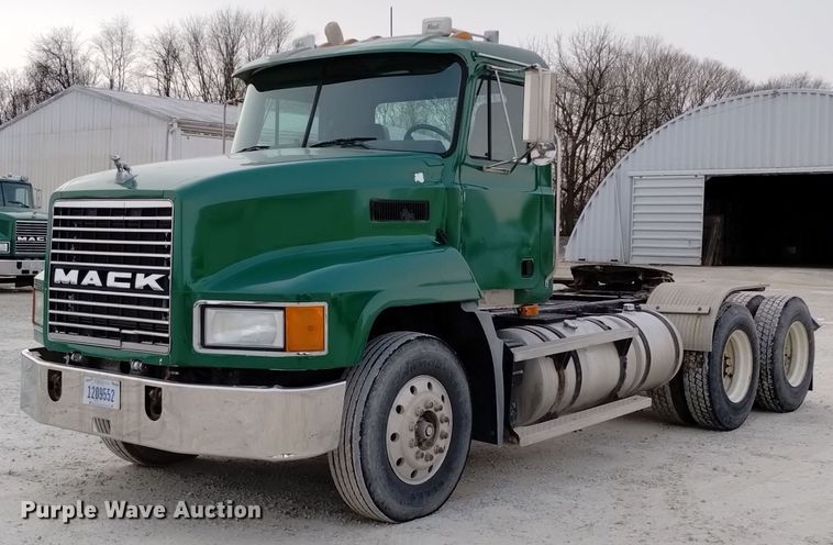 2003 Mack CH613 semi truck - EH0109