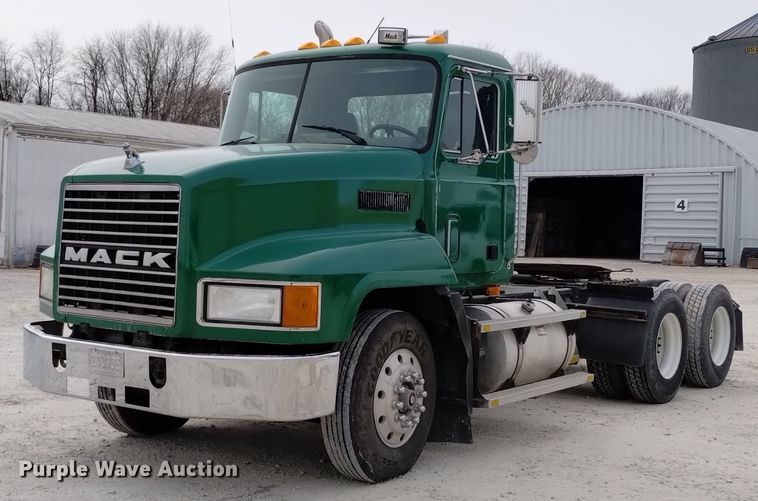 1995 Mack CH613 semi truck - EH0110