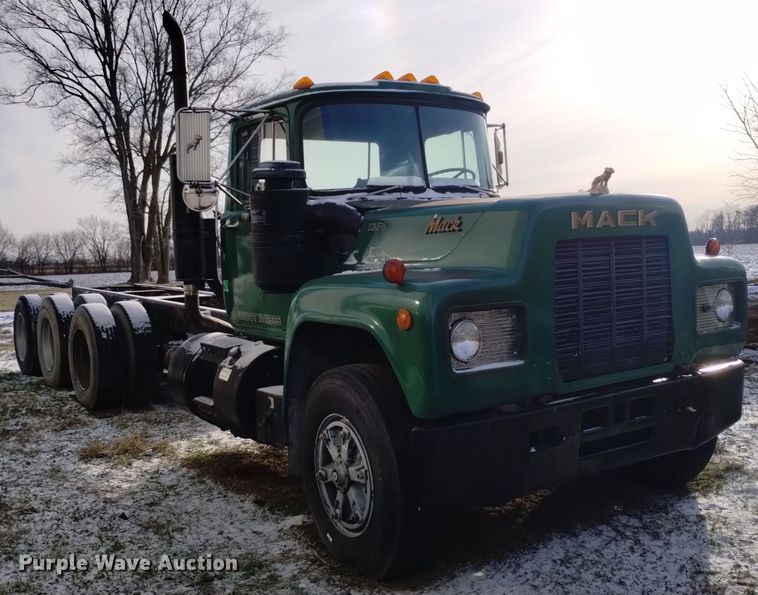 1985 Mack R686ST truck cab and chassis - EH0117