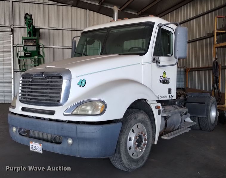 2005 Freightliner Columbia semi truck - EH0130