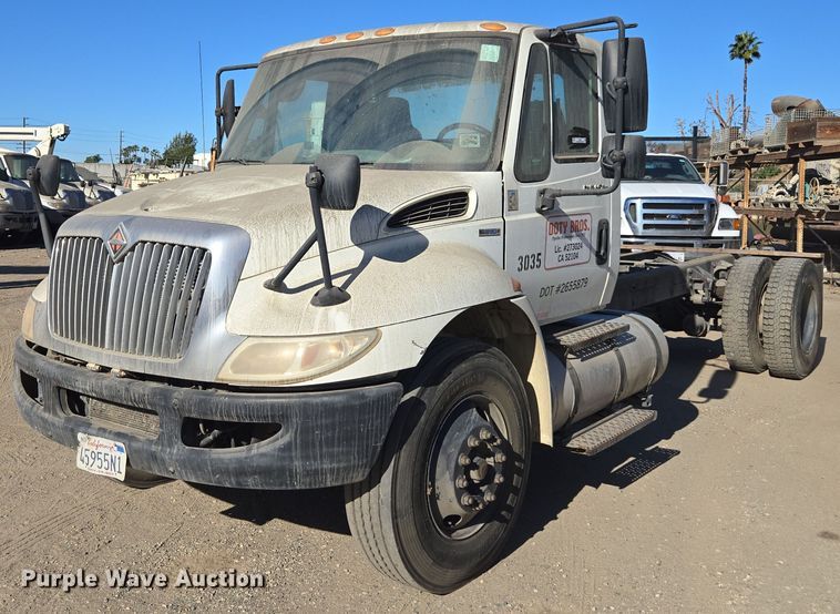2010 International Durastar 4300 truck cab and chassis - EI4100