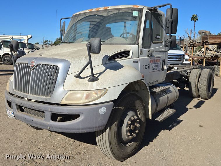 2010 International Durastar 4300 truck cab and chassis - EI4101