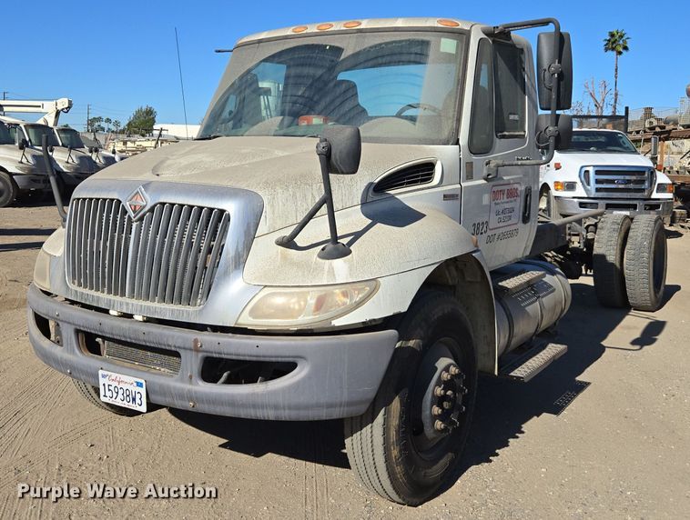 2010 International Durastar 4300 truck cab and chassis - EI4104