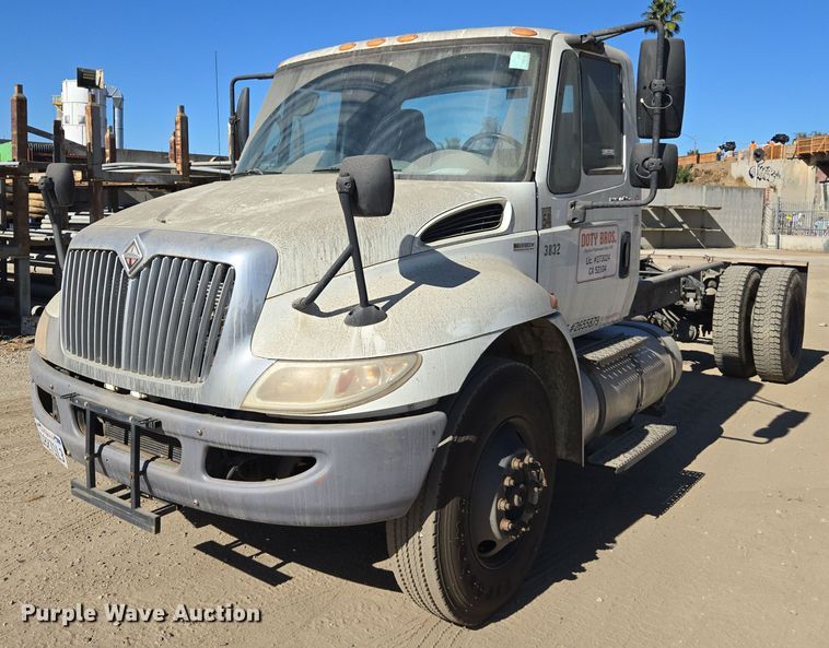 2010 International DuraStar 4300 truck cab and chassis - EI4105