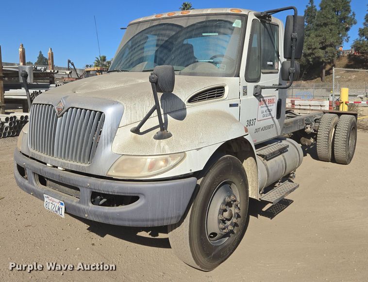 2010 International Durastar 4300 truck cab and chassis - EI4107