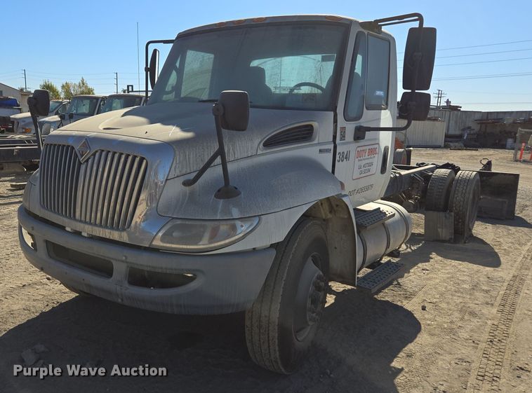 2010 International Durastar 4300 truck cab and chassis - EI4109