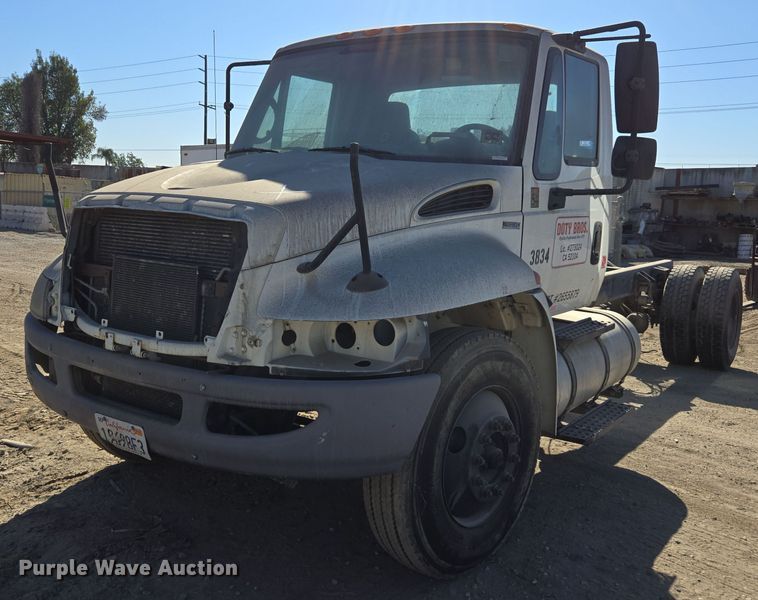 2010 International Durastar 4300 truck cab and chassis - EI4110