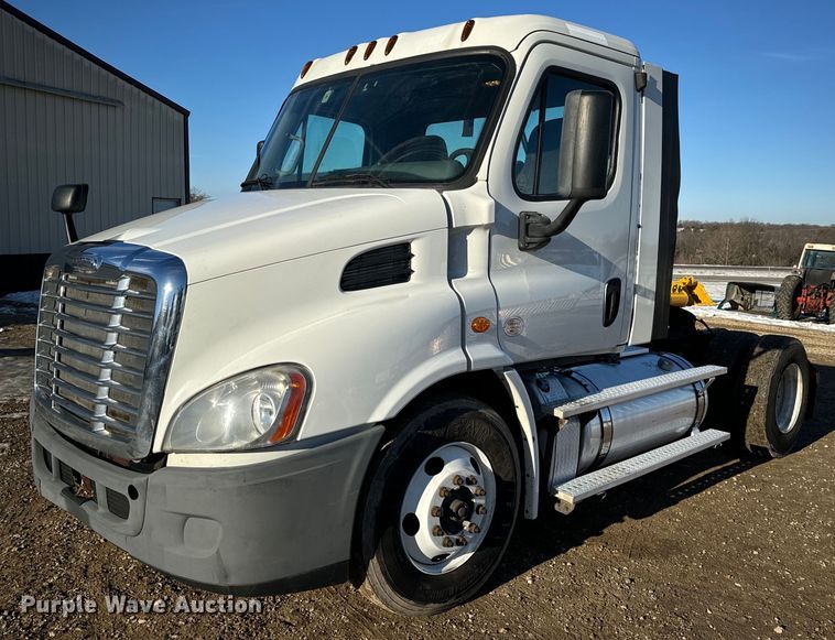 2013 Freightliner Cascadia 113 semi truck - EN5041