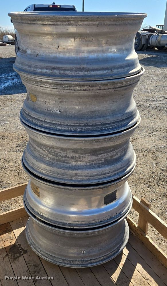 (5) 22.5 aluminum wheels  - EQ3916