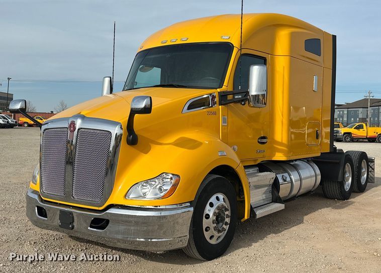 2022 Kenworth T680 semi truck - ER4876