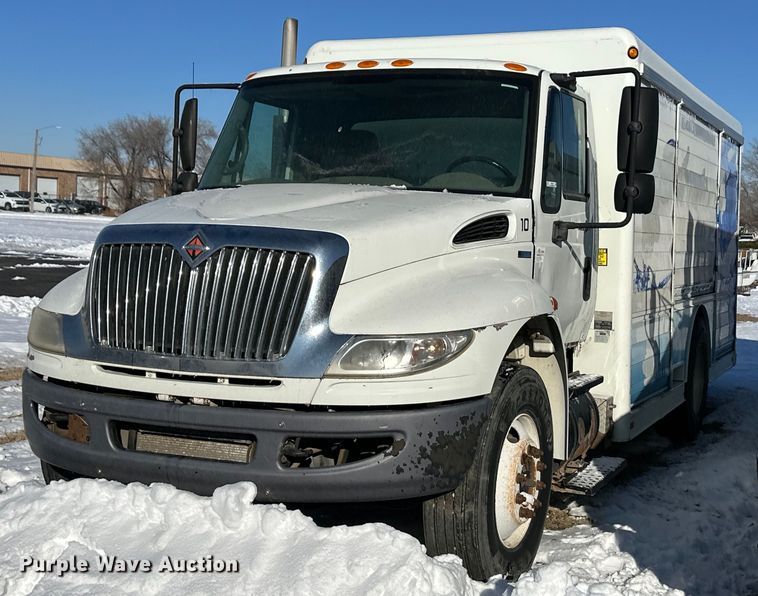 2010 International DuraStar 4300 delivery truck - ER8575