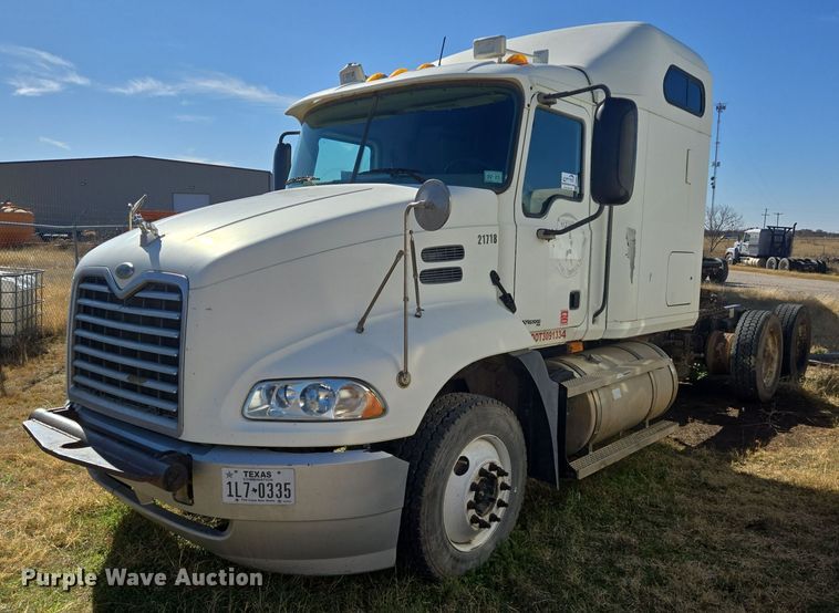 2006 Mack CXN613 semi truck - DJ0882