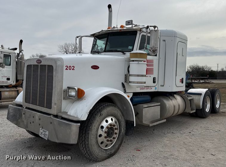 2013 Peterbilt 367 semi truck - DJ0908
