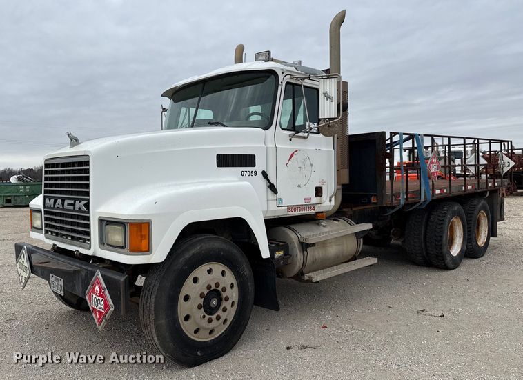 2002 Mack CH613 flatbed truck - DJ0910