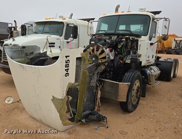 2014 Mack CHU613 semi truck - DP6114
