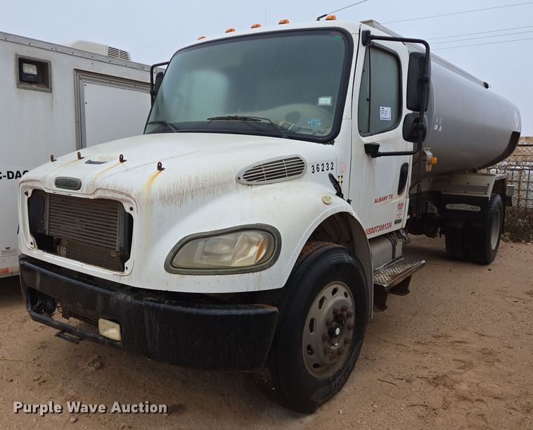 2005 Freightliner M2106 fuel truck - DP6121
