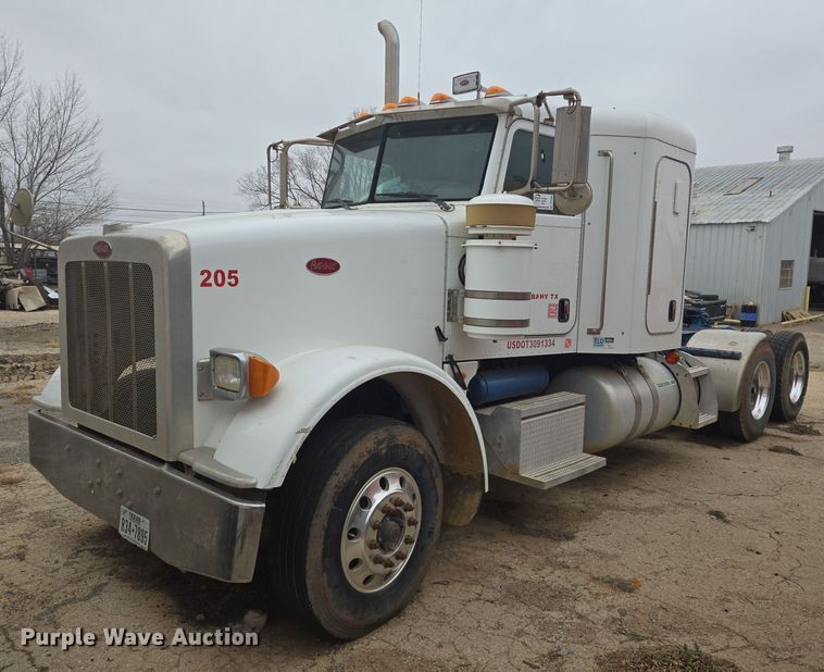 2013 Peterbilt 367 semi truck - DT5428