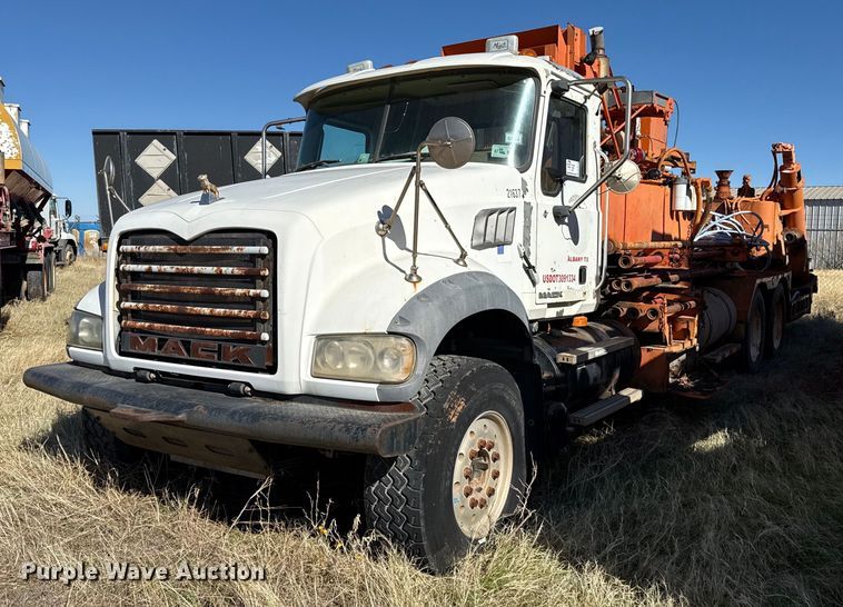 2008 Mack GU713 fracturing and sand blender truck - DT5478