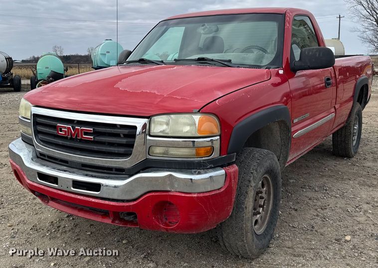 2005 GMC Sierra 2500HD pickup truck - DH9243