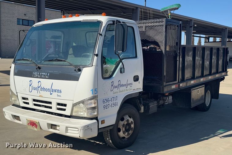 2006 Isuzu NPR flatbed truck - DO0251