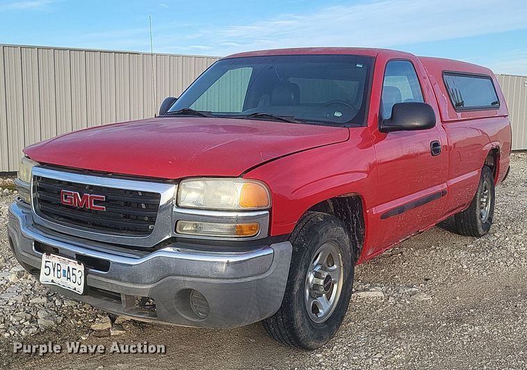 2004 GMC Sierra pickup truck - DS5215