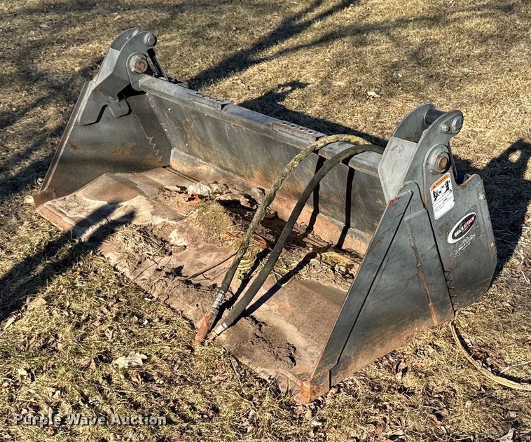 Quick Attach skid steer bucket - DT0512