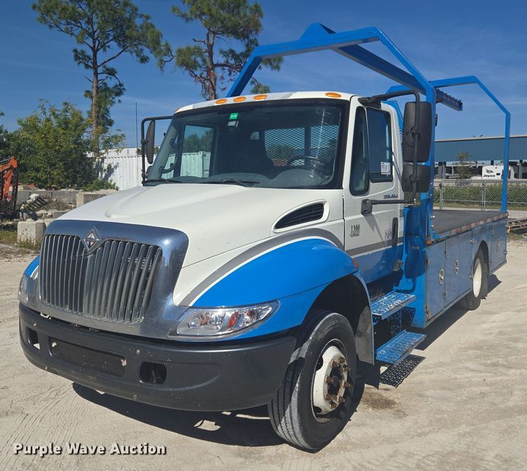 2002 International  4300 flatbed truck - EC3453