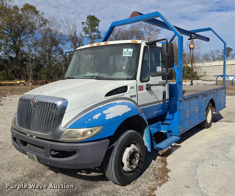 2013 International 4300 crane truck - EC3454