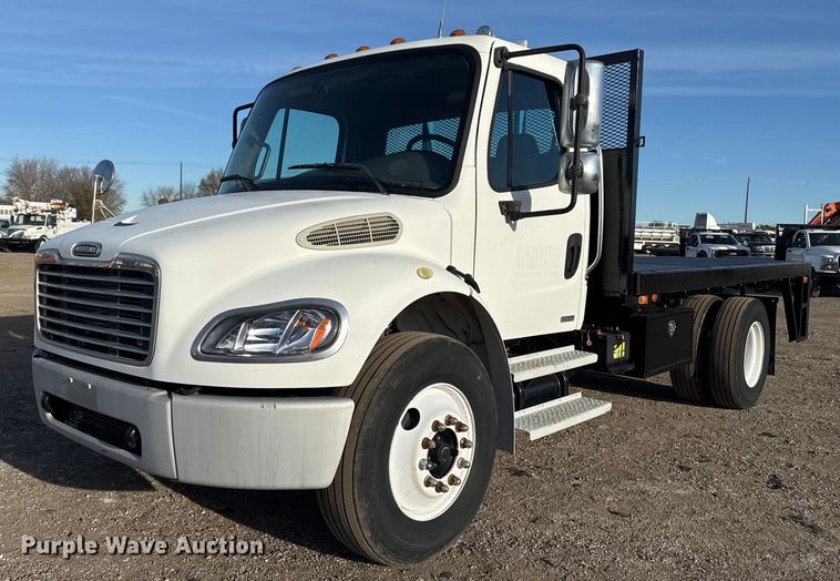 2004 Freightliner Business Class M2 flatbed truck - EG2348