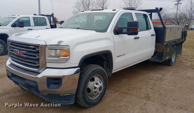 2016 GMC Sierra 3500HD Crew Cab flatbed pickup truck - EO0551