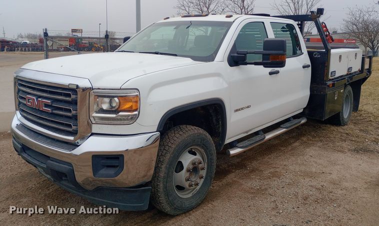 2017 GMC Sierra 3500HD Crew Cab flatbed pickup truck - EO0552