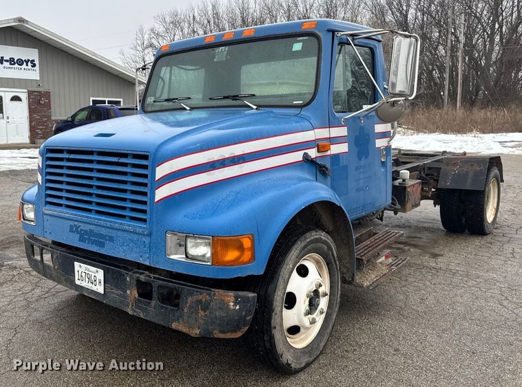 1995 International 4700 hook lift truck - DH9796