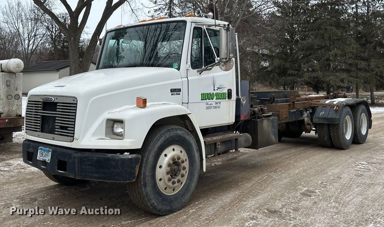 2000 Freightliner  FL80 hook lift truck - DN0959