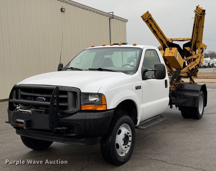 2001 Ford F450 Super Duty truck cab and chassis with tree spade - DO0247